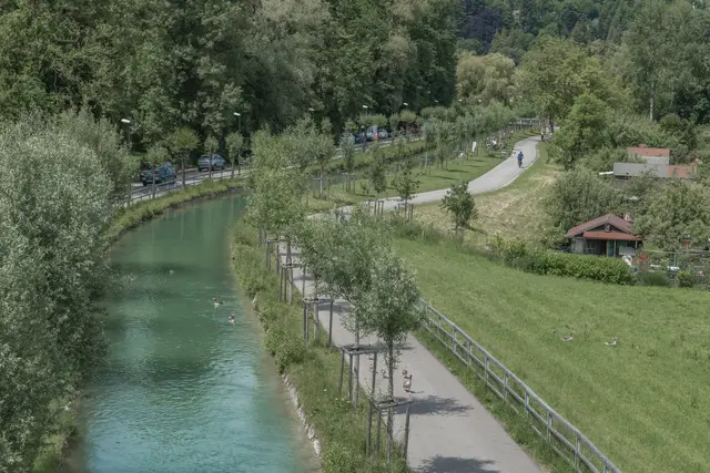 Der Almkanal entlang der Leopoldskronstraße im Bereich des Hans-Donnenberg-Parks. Die Arbeiten an der Ufersicherung und die Umleitung des Geh- und Radverkehrs betreffen den Abschnitt zwischen Neutorstraße und Sinnhubstraße. | Foto: Archivfoto: Stadt Salzburg/A. Killer