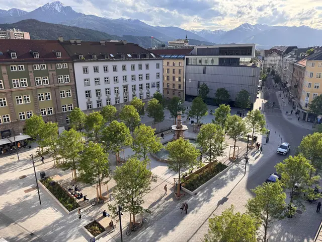 Die Stadt Innsbruck wurde für die Neugestaltung des Bozner Platzes als vorbildliches Projekt ausgezeichnet. Besonders gewürdigt wurden die Aufwertung des öffentlichen Raums für Fußgängerinnen und Fußgänger sowie Radfahrende, die Verkehrsberuhigung rund um den Platz und die Umsetzung des Schwammstadtprinzips mit umfassender Begrünung zur natürlichen Kühlung im Stadtgebiet. | Foto: Stadt Innsbruck