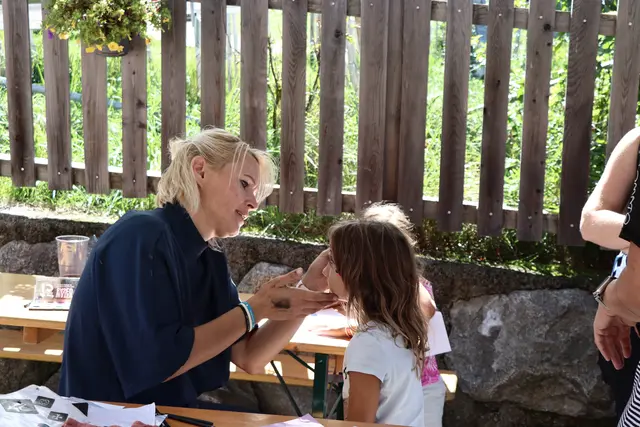 Ob Schmetterling, Löwe oder Prinzessin – beim Kinderschminken waren der Fantasie keine Grenzen gesetzt. | Foto: Martina Obertimpfler 