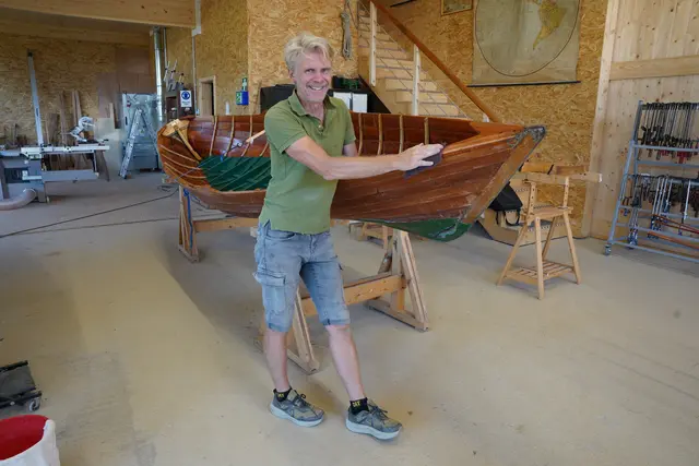 Thomas Nikolasch baut noch selbst Boote, wie diesen „Kanadier“.  | Foto: meinbezirk.at/Birgit Gehrke 