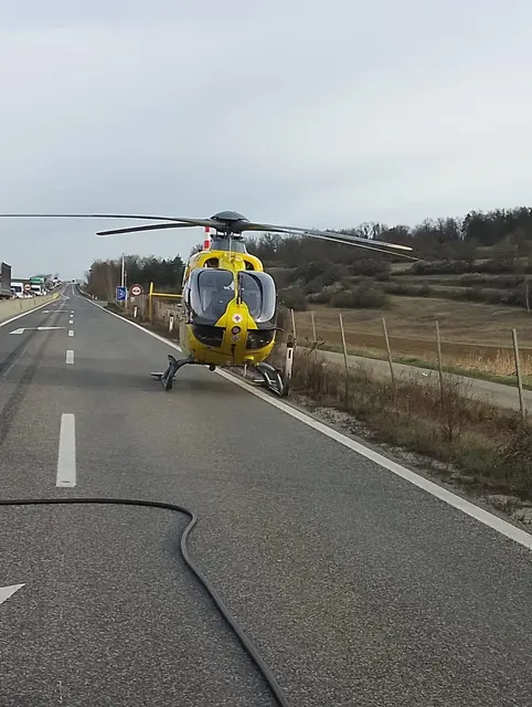 Christophorus 2 wurde nachalarmiert und brachte den schwer erkrankten Lenker ins Krankenhaus Horn. | Foto: FF Göllersdorf, FF Hollabrunn