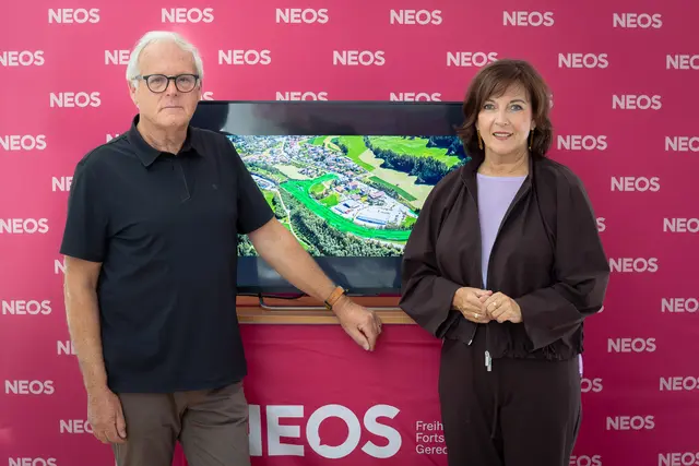NEOS-Klubobfrau Birgit Obermüller mit dem Obmann des Vereins Lebensqualität für Schönberg, Manfred Kerber. | Foto: NEOS Tirol