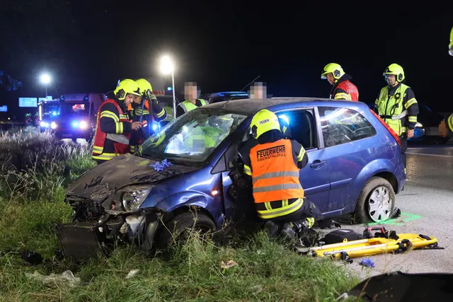 Foto: Ein Auto kam auf der A1 bei Eberstalzell von der Fahrbahn ab und überschlug sich.
