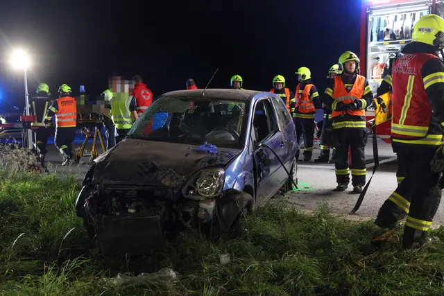 Foto: Ein Auto kam auf der A1 bei Eberstalzell von der Fahrbahn ab und überschlug sich.