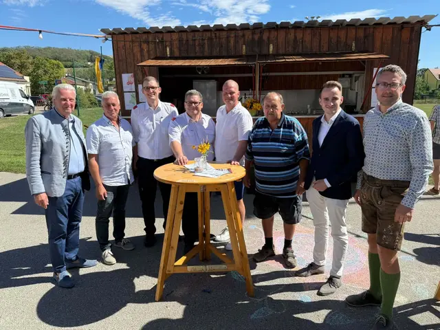 Bürgermeister Alfred Babinsky, Stadtrat Reinhard Narrenhofer, Feuerwehrkommandant Günther Gruber, Vizebürgermeister Alexander Eckhardt, Gemeinderäte Karl Riedmayer, Michael Sommer und Ortsvorsteher von Breitenwaida Thomas Saliger-Seidl | Foto: FF Breitenwaida/Franz Groiss