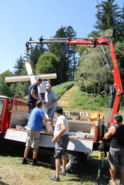 Mit vereinten Kräften brachten die freiwilligen Helfer das neue Bergkreuz auf dem Schneiderkopf an seinen Platz. | Foto: KameradschaftsbundBuch/Stocklasa