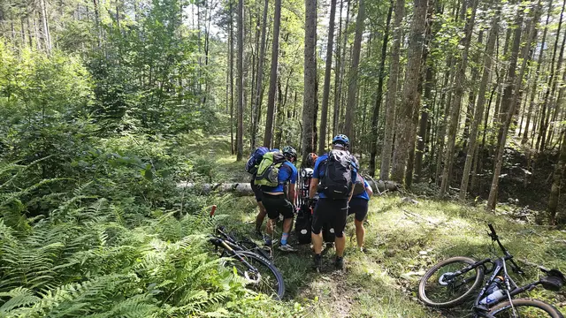 Unwegsames Gelände: Jeder half mit, jeder packte an. | Foto: Wolfgang Pucher, MTB Buam