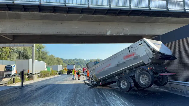 Ein Lkw kollidierte bei Kundl mit aufgestellter Ladefläche mit einer Brücke. | Foto: ZOOM.TIROL