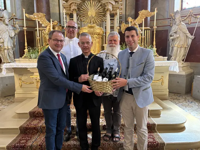 Bürgermeister Christian Krottendorfer, Pfarrer Tomasz Makarewicz, Kaplan Stephan Jagoschütz, Kaplan Christoph Minar und Bürgermeister Florian Hinteregger. | Foto: Gemeinde Sitzendorf