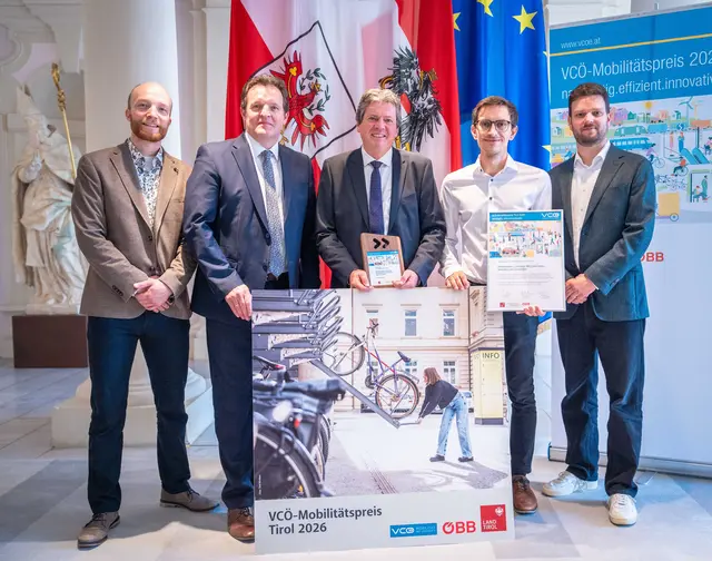 Die Fachjury kürte das Mobilitätsmanagement der Tirol Kliniken zum Sieger (v. li.): Michael Schwendinger (VCÖ), LR René Zumtobel, Stefan Deflorian (GF Tirol Kliniken), Fabian Rohrer (Projektverantwortlicher Tirol Kliniken) und Michael Mangeng (ÖBB) | Foto: Land Tirol/Hörmann