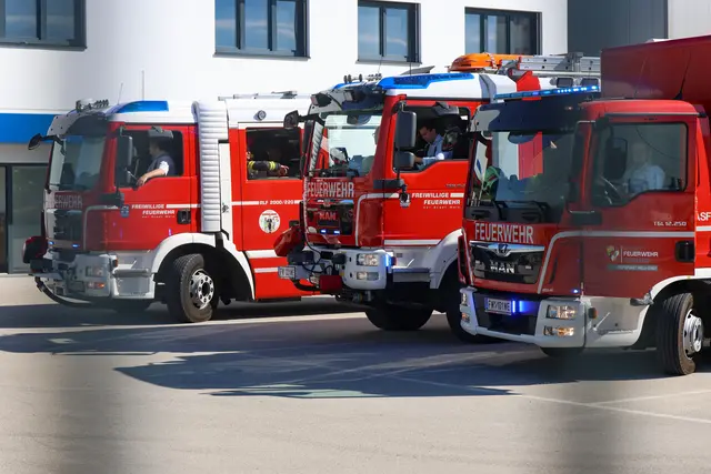 Feuerwehr und Polizei mussten sich auf dem Firmengelände von Alpharim in Wels-Puchberg um einen Stickstoff-Gastank kümmern. | Foto: laumat.at