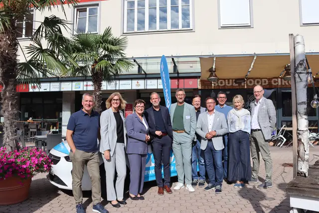 V.l.: Stadtrat Andreas Unterrieder, Diakonie-Rektorin Astrid Körner, Landesrätin Beate Prettner, ÖGK-Landesstellenleiter Gerald Raunig, Diakonie-Wirtschaftsdirektor Walter Pansi, Vizebgm. Willibald Koch, LAbg. Gerhard Klocker, Stadtrat LAbg. Christoph Staudacher und die Eigentümer des Porcia Centers Barbara und Dominik Schantl | Foto: meinbezirk.at/Alen Grabic