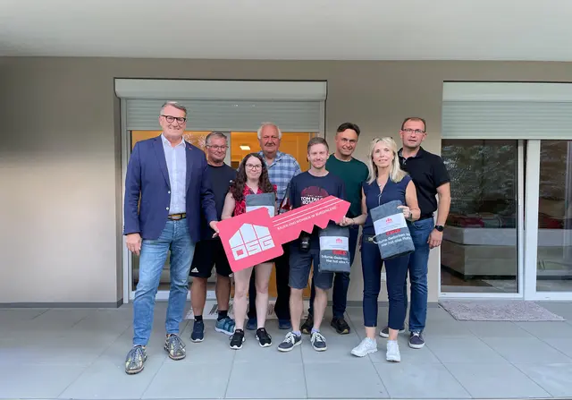 In Eltendorf konnten die ersten Bewohnerinnen und Bewohner in die neuen OSG-Wohnungen einziehen. OSG-Obmann Alfred Kollar (links) und Bürgermeister Christian Schaberl (3. von rechts) gratulierten zum Einzug.  | Foto: OSG