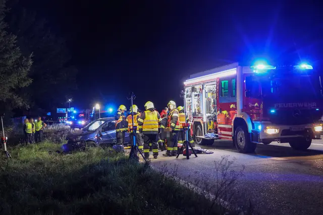 Ein Auto kam auf der A1 bei Eberstalzell von der Fahrbahn ab und überschlug sich. | Foto: Ein Auto kam auf der A1 bei Eberstalzell von der Fahrbahn ab und überschlug sich.
