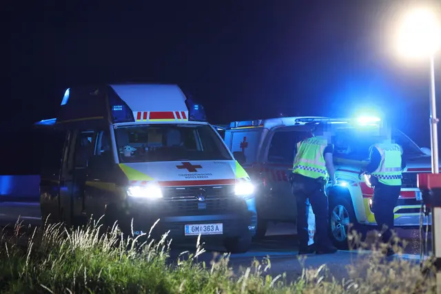 Foto: Ein Auto kam auf der A1 bei Eberstalzell von der Fahrbahn ab und überschlug sich.