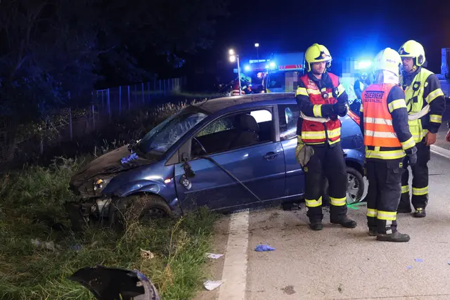 Foto: Ein Auto kam auf der A1 bei Eberstalzell von der Fahrbahn ab und überschlug sich.