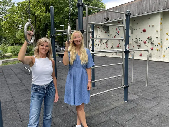 Das Sport-Team der Stadt Salzburg: Sabine Pichler (links) und Julia Zweimüller bei der Calisthenics-Anlage im Volksgarten | Foto: Lisa Gold