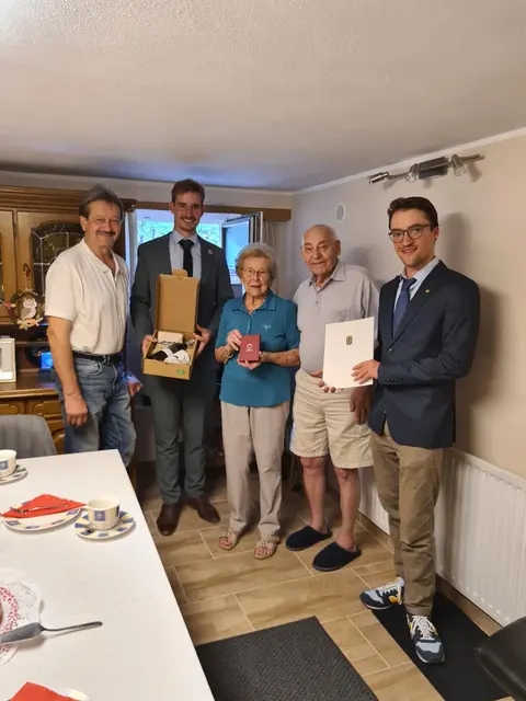 Die Gemeindevertreter gratulierten dem Paar.  | Foto: Gemeinde