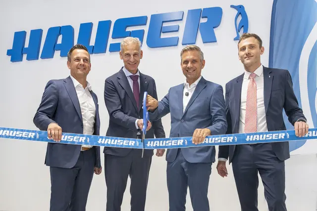 Von links: Peter Breitenfellner (Geschäftsführung Hauser Österreich), Thomas Loibl (CEO HAUSER GmbH), Bundesminister für Wirtschaft, Energie und Tourismus, Wolfgang Hattmannsdorfer, und Paul Überlacker, (CFO HAUSER GmbH). | Foto: Hauser GmbH/Nik Fleischmann
