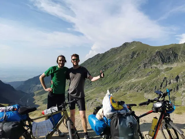 "Spätzletour": Samuel Summer aus Nofels und Johannes Lins aus 
Frastanz haben sich viel vorgenommen: Mit dem Fahrrad wollen sie nach Indien fahren, einen Weltrekord aufstellen und 100.000 Euro für ein Bildungsprojekt im Senegal sammeln. | Foto: Harald Küng