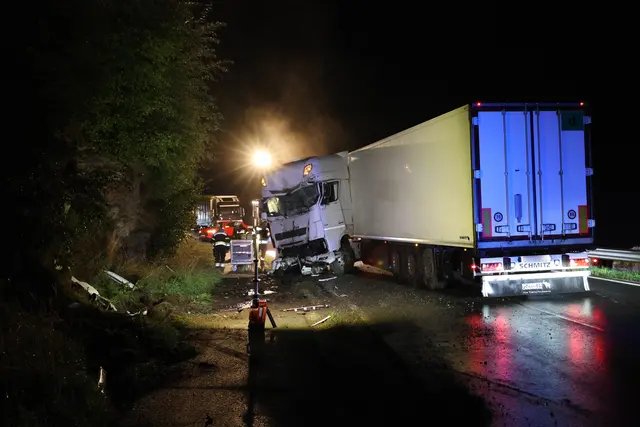 Der Lkw krachte gegen die Felswand.