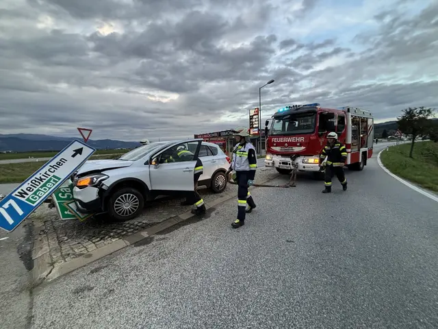 Unfall am Samstagabend beim Kreisverkehr.
