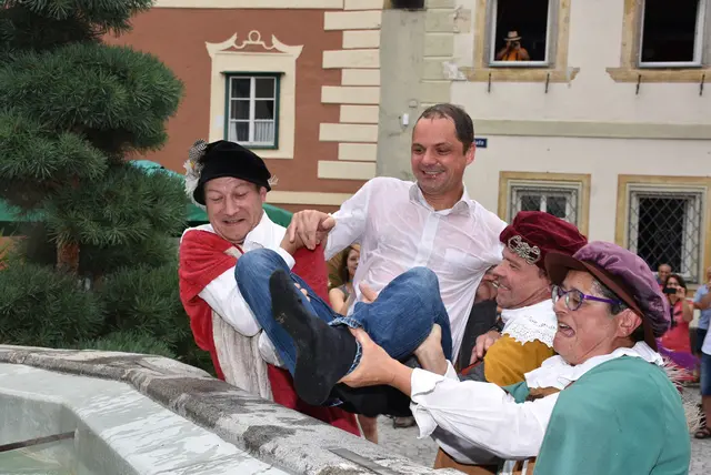 Archivbild: Bei der "Gautschfeier" 2019 wurde Greins Bürgermeister Rainer Barth als "Ehrengäutschling" ausgesucht und musste in den Stadtbrunnen. | Foto: Robert Zinterhof