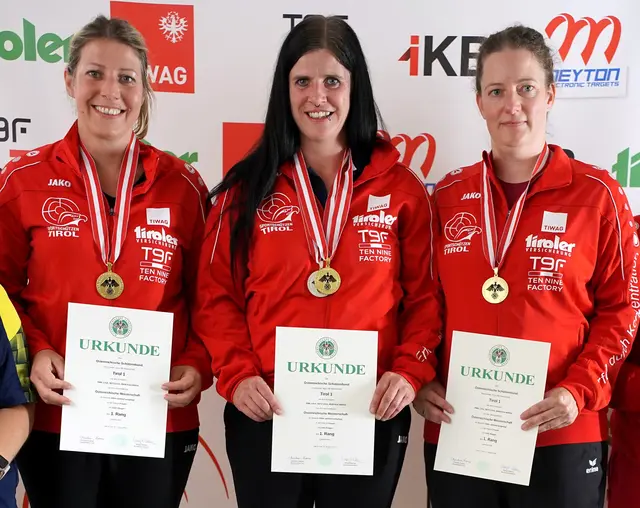 Lisa Setz (l) und Lisa Riml (mitte) holten gemeinsam mit Eva-Maria Mair zwei Mannschaftsgoldmedaillen für Tirol | Foto: Christian Kramer