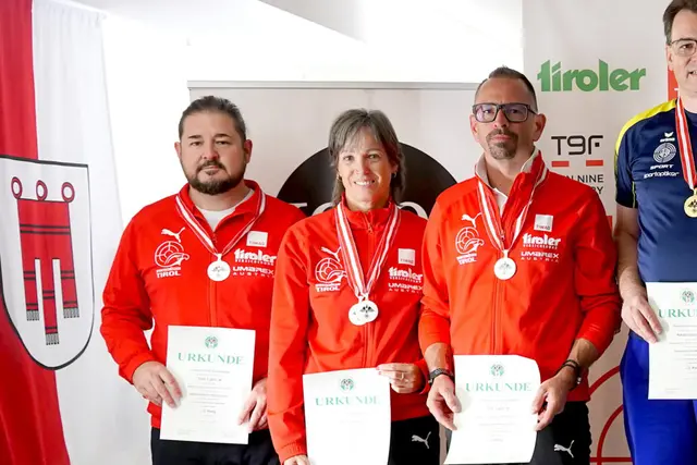 Silber für die Tiroler Mannschaft im Bewerb 60Liegend Senioren 1 - Sonja Kaspar (mitte) und Hannes Maier (r) kommen aus dem Bezirk Imst | Foto: Christian Kramer