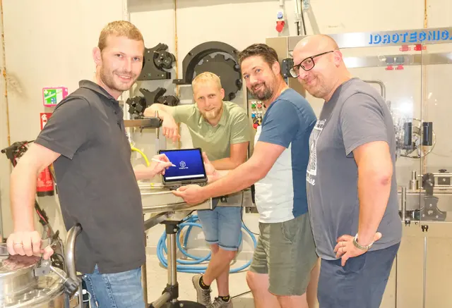 Die Digitalisierung im Weinkeller hat schrittweise Einzug gehalten. Mittels App können die neuen EU-Bestimmungen umgesetzt werden – Winealize-App-Mitentwickler Thomas Beisteiner erklärt den Herzogbergwinzern Markus Pichler-Brodl, Hannes Leeb und Georg Sommerbauer die Funktionsweise.  | Foto: Claudia Reisinger