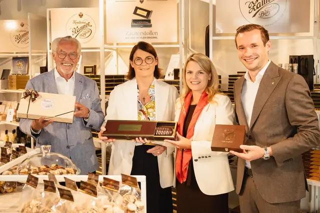 Josef und Susanne Zauner (Senior-Chefs) mit Verena und Philipp Zauner im neuen Store in Innsbruck. | Foto: Zauner/Luca Jaenichen