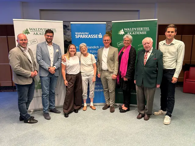 Beim Generationendialog in Zwettl: Vorsitzender Thomas Arthaber, Vorstandsmitglied Volker Engelmann, Landesschulsprecherin Isabella Senk, Zeitzeugin Elisabeth Ganglberger, Vorsitzender-Stellvertreterin Martina Dorfinger, Vorstandsmitglied Franz Teszar, Alexander Leutgeb von der Stadtgemeinde Zwettl (v.l.) | Foto: WALDVIERTEL AKADEMIE