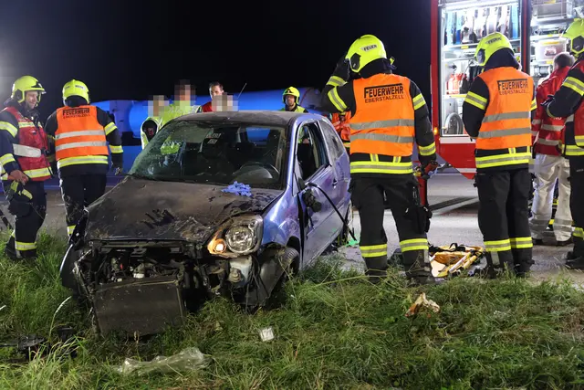 Foto: Ein Auto kam auf der A1 bei Eberstalzell von der Fahrbahn ab und überschlug sich.