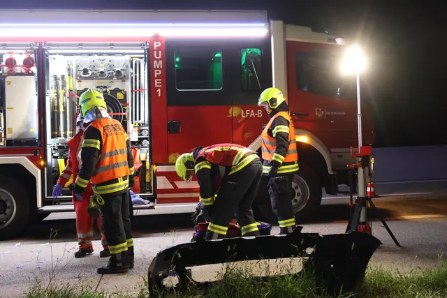 Foto: Ein Auto kam auf der A1 bei Eberstalzell von der Fahrbahn ab und überschlug sich.