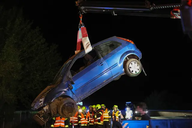 Foto: Ein Auto kam auf der A1 bei Eberstalzell von der Fahrbahn ab und überschlug sich.