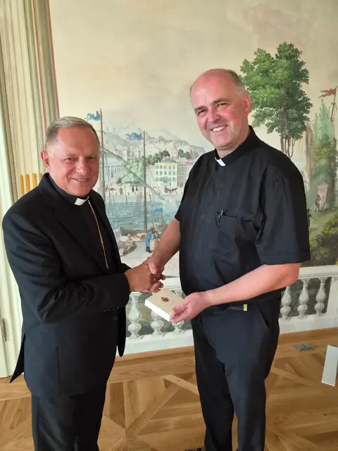 Erzbischof Mieczysław Mokrzycki und der Haager Pfarrer Helmut Prader. | Foto: Zarl