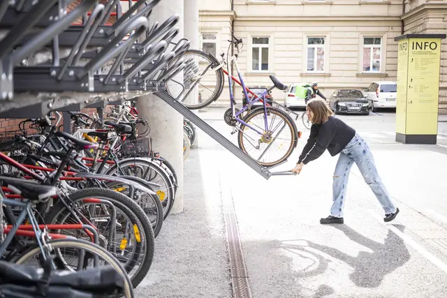 Die Tirol Kliniken setzen für ihre rund 9.000 Beschäftigten auf ein breites Mobilitätsangebot, das den Umstieg auf umweltfreundliche Verkehrsmittel erleichtert und gesundheitsfördernde Wege zur Arbeit unterstützt. | Foto: Gerhard Berger
