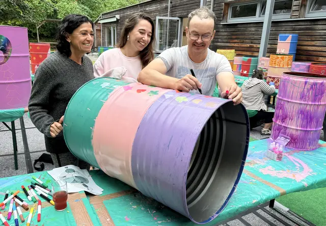 Waltraut und Laura Gassner mit einem der Künstler beim Bemalen einer Tonne. | Foto: nuuma OG