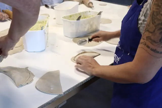 Fleißige Hände bei der Arbeit – so entstehen die traditionellen Brodakrapfen.  | Foto: Martina Obertimpfler 