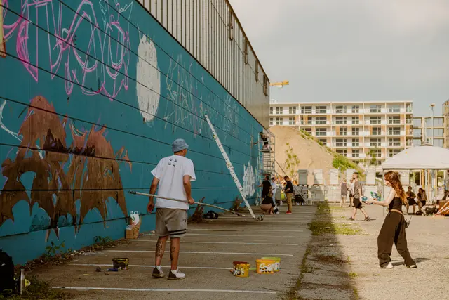 Großflächige Wandgemälde entstehen in der Waagner-Biro-Straße im Zuge des Street-Art-Festivals "117WÆNDE", das von 14. bis 20. September stattfindet. | Foto: Elena Laaha