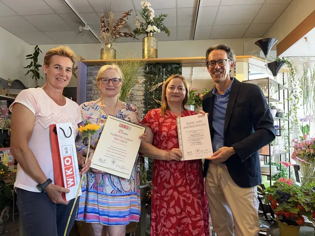 Frau in der Wirtschaft Bezirksvertreterin Angela Fischer-Steinacher (links) und WKNÖ-Bezirksstellenleiter Andreas Marquardt gratulierten Sigrid Weil zu 25 Jahren „Floristik modern“ und Tochter Raina-Dora zu 20 Jahren im Betrieb. | Foto: zVg
