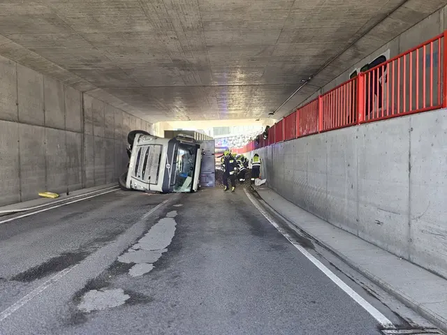 Lkw liegt quer. | Foto: HFW Villach