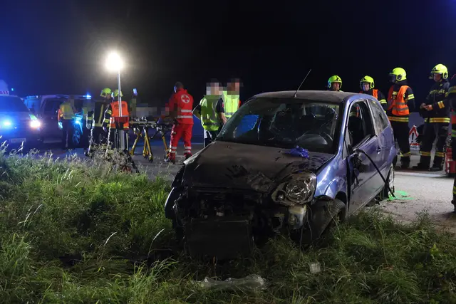 Foto: Ein Auto kam auf der A1 bei Eberstalzell von der Fahrbahn ab und überschlug sich.