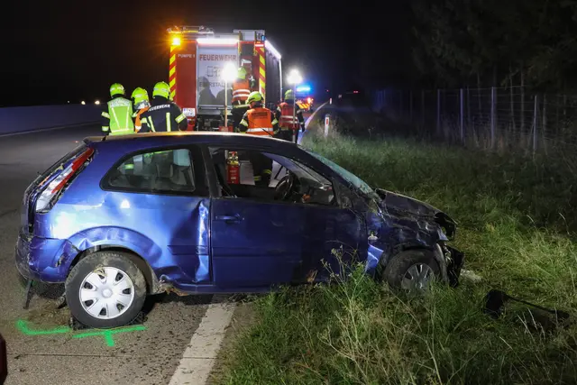 Foto: Ein Auto kam auf der A1 bei Eberstalzell von der Fahrbahn ab und überschlug sich.