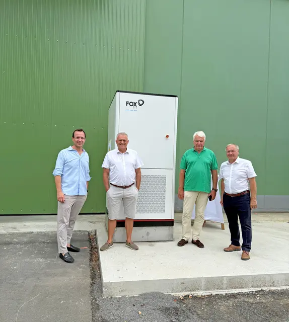 Josef Ober sowie Heinz und Günther Ramert besichtigten die jüngste Investition in den Stromspeicher.