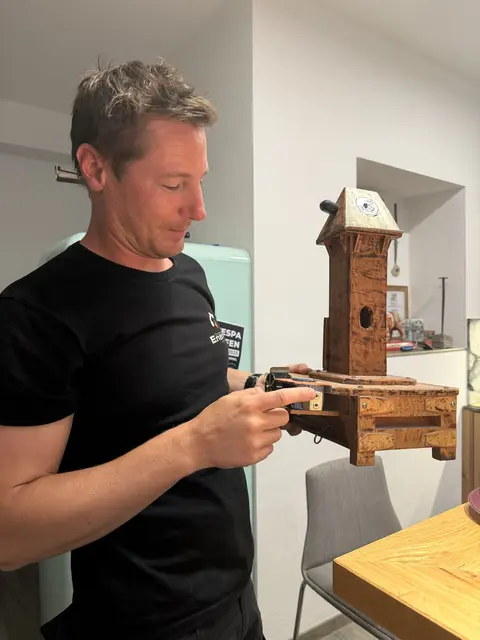 Obmann Christian Enenkel präsentierte die Schnupfmaschine, die beim Verein immer für viel Belustigung sorgt. | Foto: Johanna Bamberger