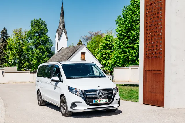 Der speziell umgebaute Mercedes EQV der Bestattung Wolfsberg ist seit Ende vergangenen Jahres regelmäßig für Überführungen und Fahrten rund um Bestattungen im Einsatz. Geladen wird er nahezu ausschließlich mit Strom aus der eigenen Photovoltaikanlage. | Foto: Bestattung Wolfsberg