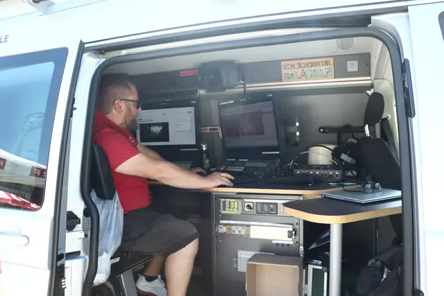 Im Übertragungswagen sorgte der Techniker dafür, dass im Radio auch alles läuft.  | Foto: Martina Obertimpfler 