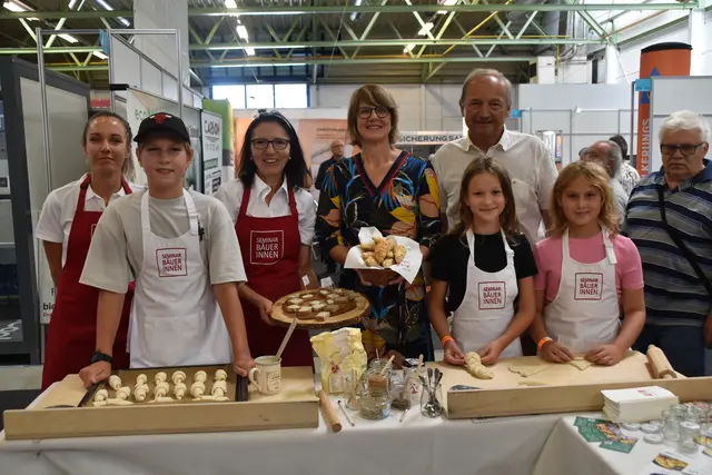 Kinder buken mit den Seminarnäuerinnen Salzstangerln. | Foto: MeinBezirk/Michael Strini