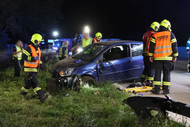 Ein Auto kam auf der A1 bei Eberstalzell von der Fahrbahn ab und überschlug sich. | Foto: Ein Auto kam auf der A1 bei Eberstalzell von der Fahrbahn ab und überschlug sich.